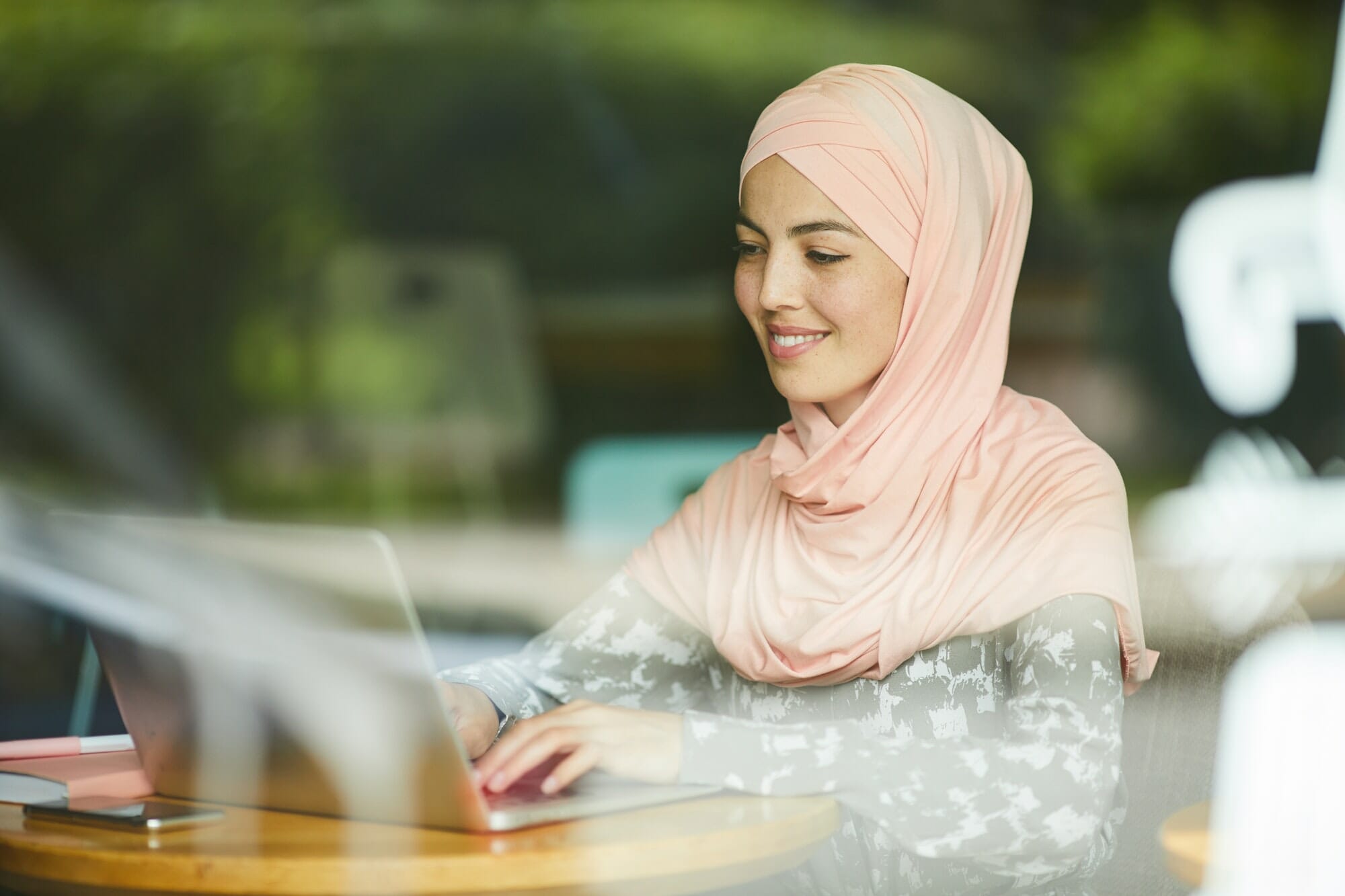 Muslim woman answering e-mail ecommerce
